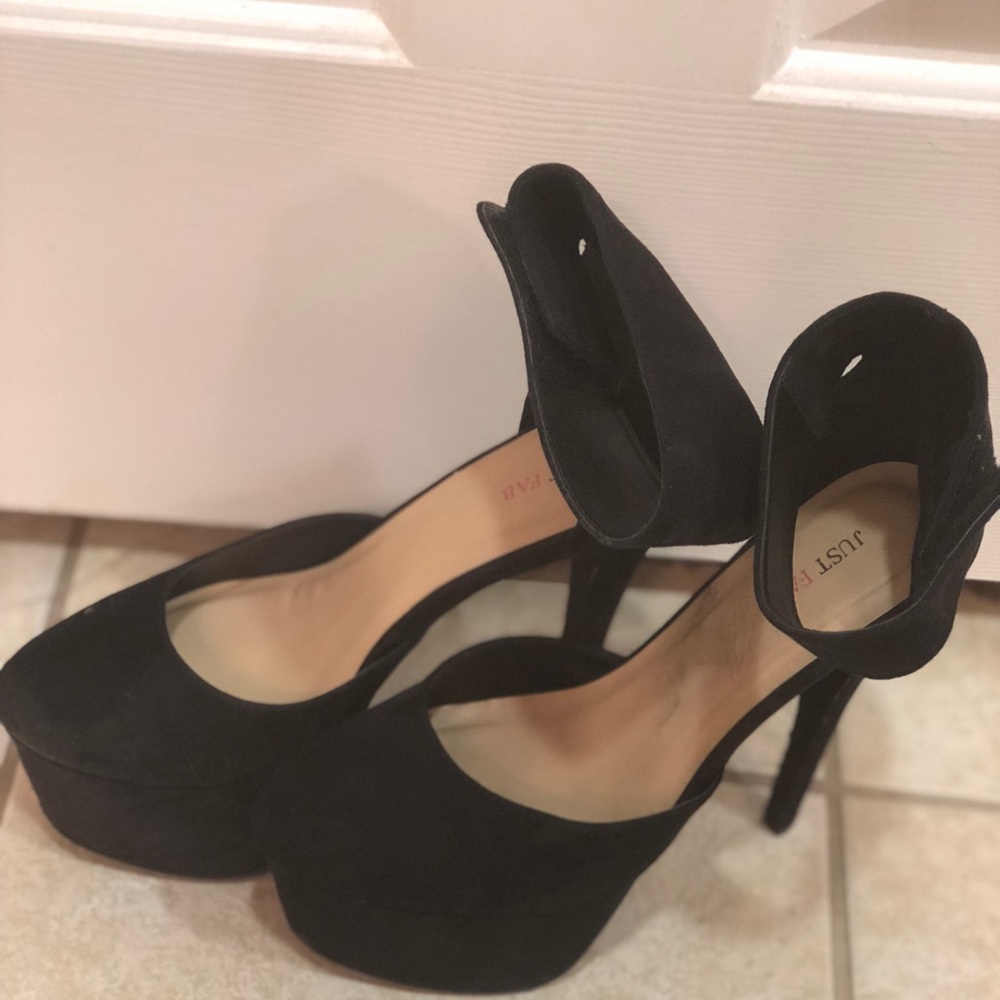 Black sued platform pumps